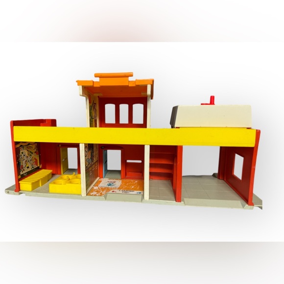 VINTAGE Fisher Price Little People Play Family Village Fire House Theater 1973 - Picture 5 of 8